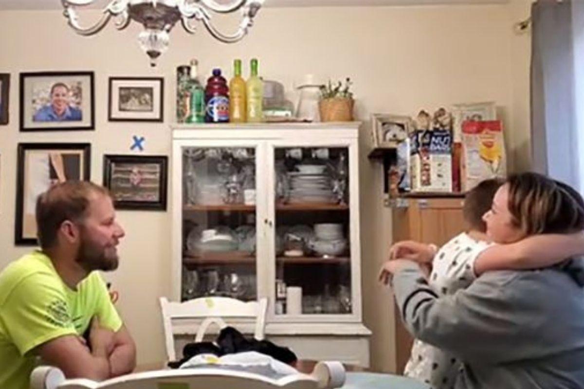 O menino tem a melhor reação ao saber que a mãe está grávida