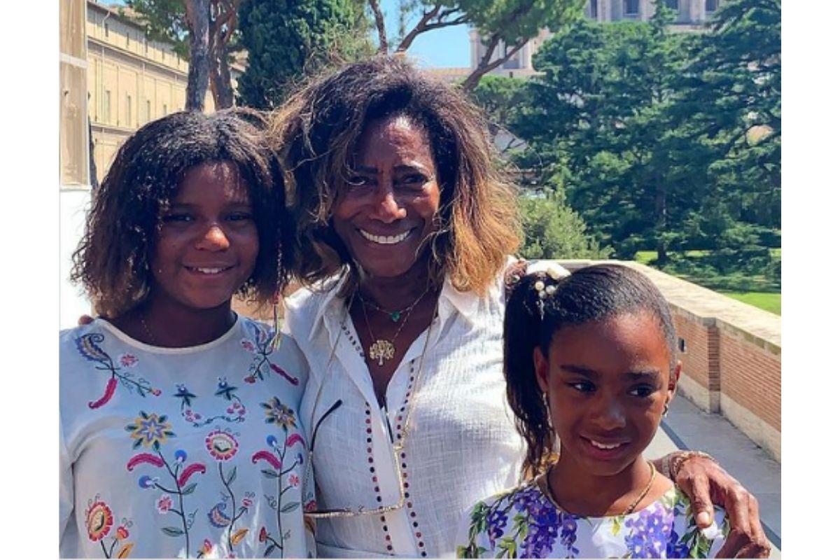 Glória Maria com suas filhas durante um passeio