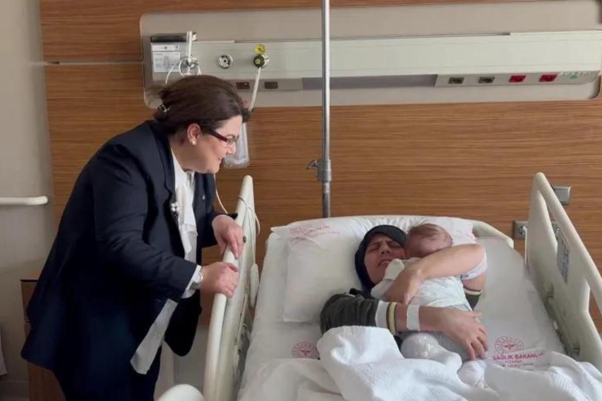 Momento em que a Ministra entrega a bebê para a mãe no hospital