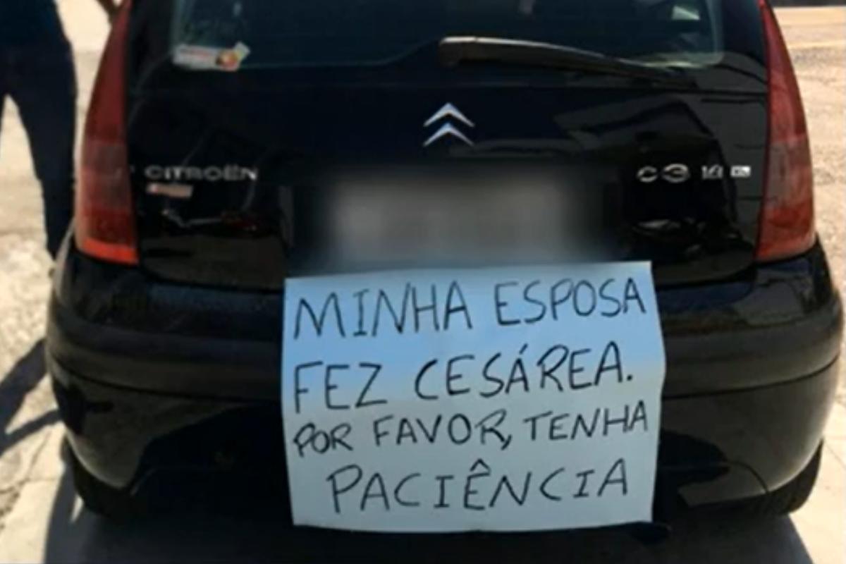 Pai coloca cartaz no carro pedindo paciência por dirigir devagar: "Minha esposa fez cesárea"