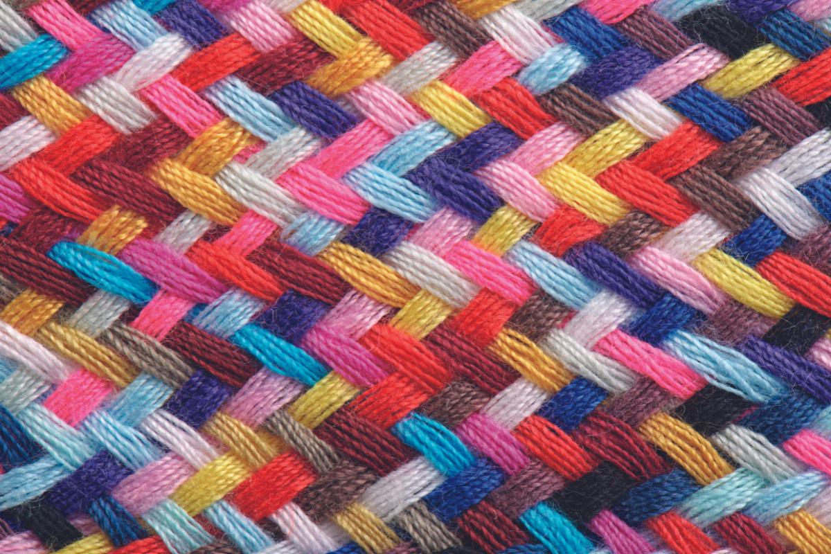 Tecidos coloridos entrelaçados