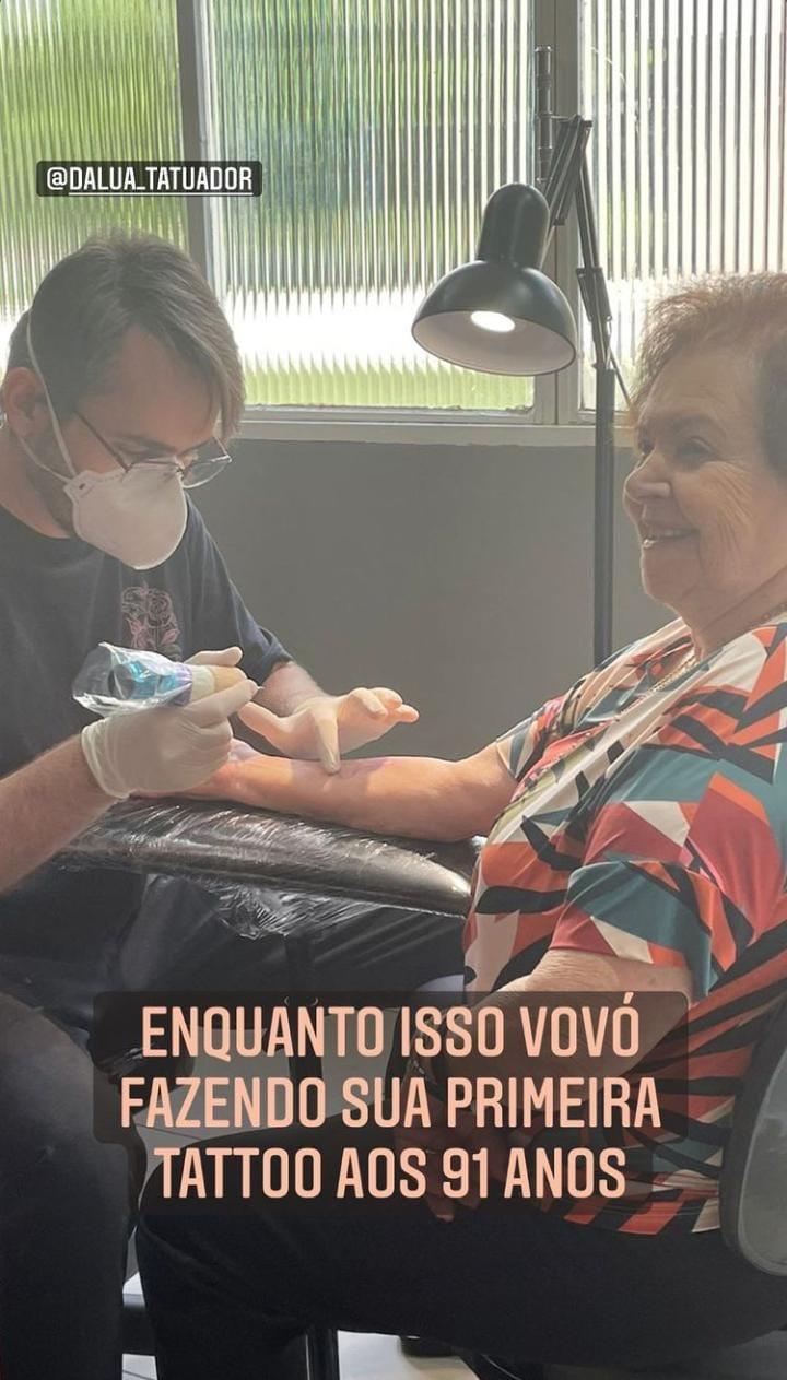 Líbia, idosa de 91, fazendo a primeira tatuagem (Foto: Reprodução/Instagram/ @daniguerreiro)