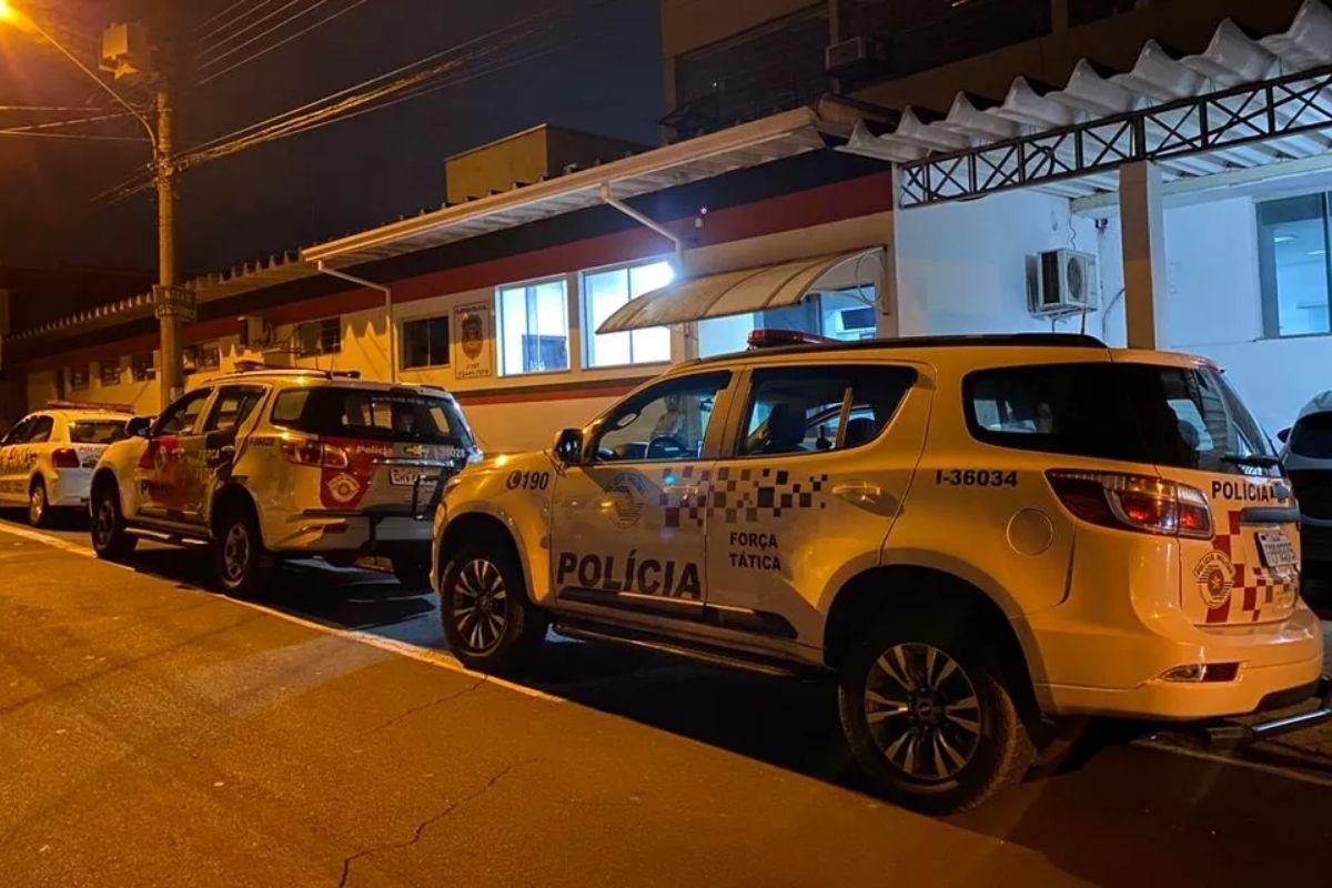 Viaturas da PM em frente ao Plantão Policial de Limeira durante a apresentação da ocorrência