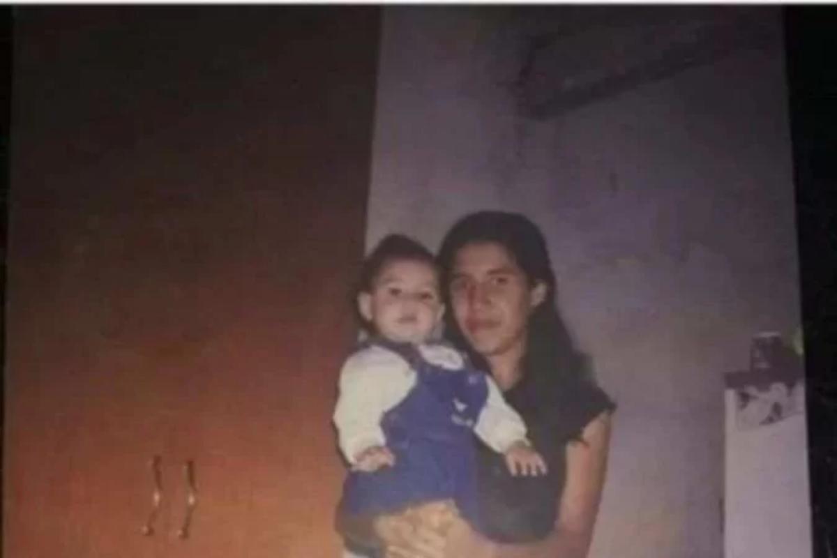 Foto de Monica segurando a filha, registro enviado para Rosângela há 26 anos atrás