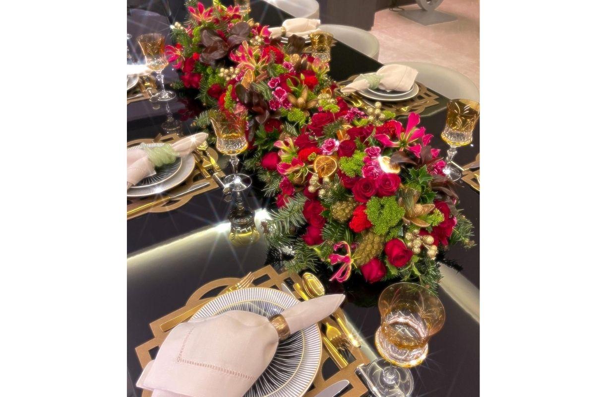 Ana Paula Siebert mostra decoração de mesa natalina feita por ela em jantar de família