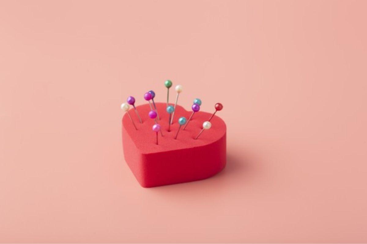A ocitocina também é conhecida como o hormônio do amor, que é produzido pelo hipotálamo, uma glândula localizada no cérebro. Suas funções principais são estimular as contrações uterinas e liberação do leite materno