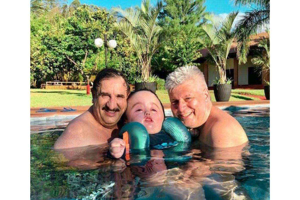 Ratinho aparece ao lado do neto na piscina