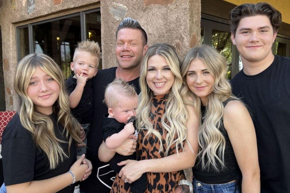 A mulher é confundida com a enteada direto