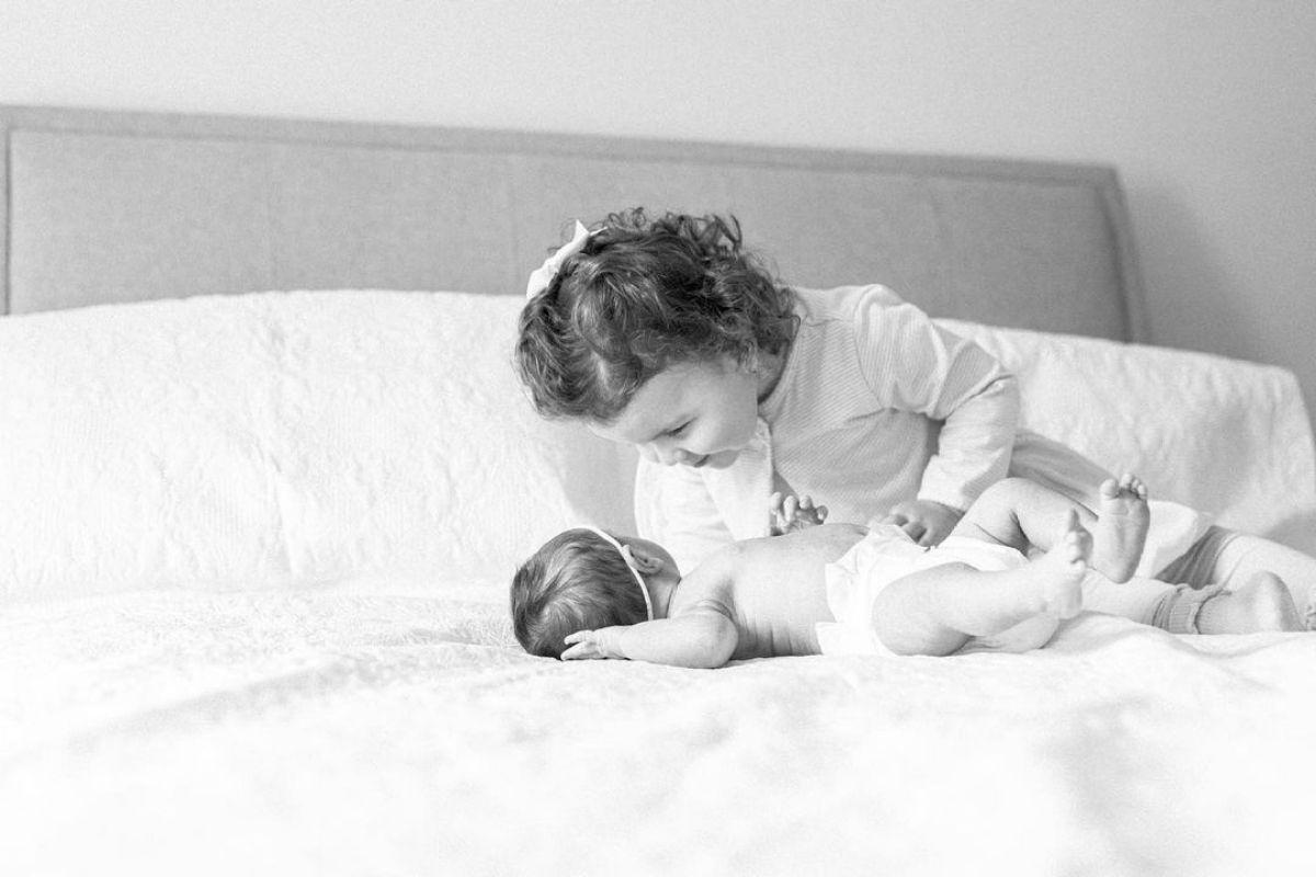 Trazer membros da família para um ensaio newborn feito em casa traz mais intimidade para as fotos