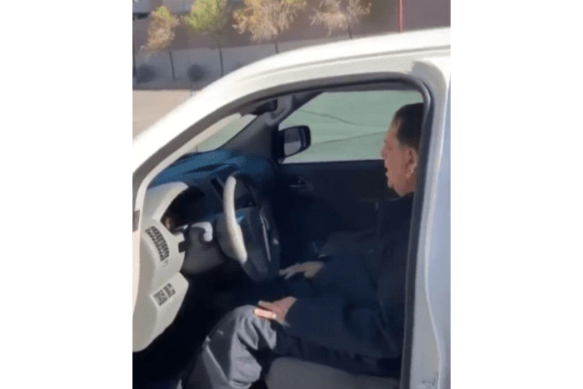 Alunos presentearam um carro para o zelador da escola não ter que andar mais até o trabalho