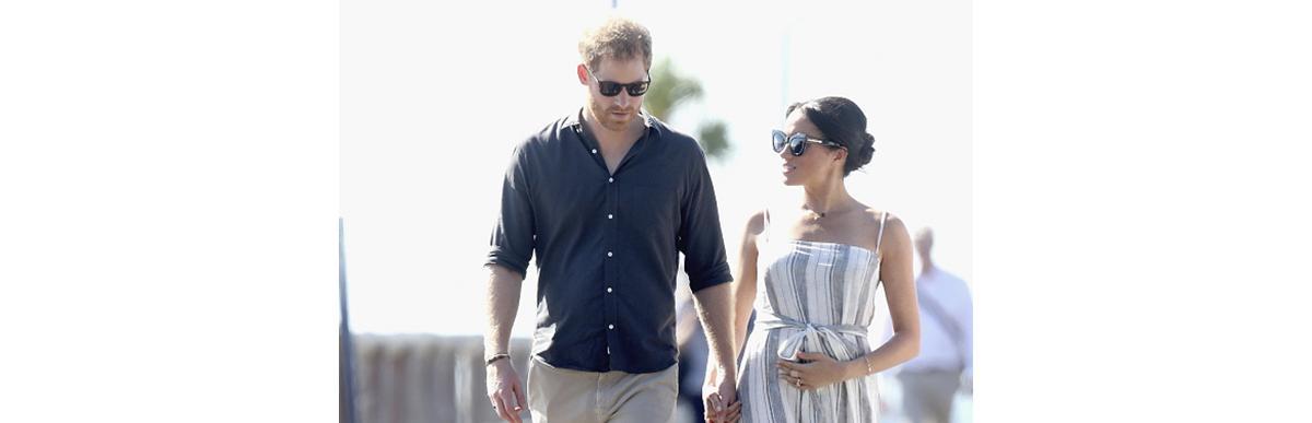 A duquesa apareceu com um vestido — em que dá para ver sua barriga marcada pela gestação (Foto: Getty Images)