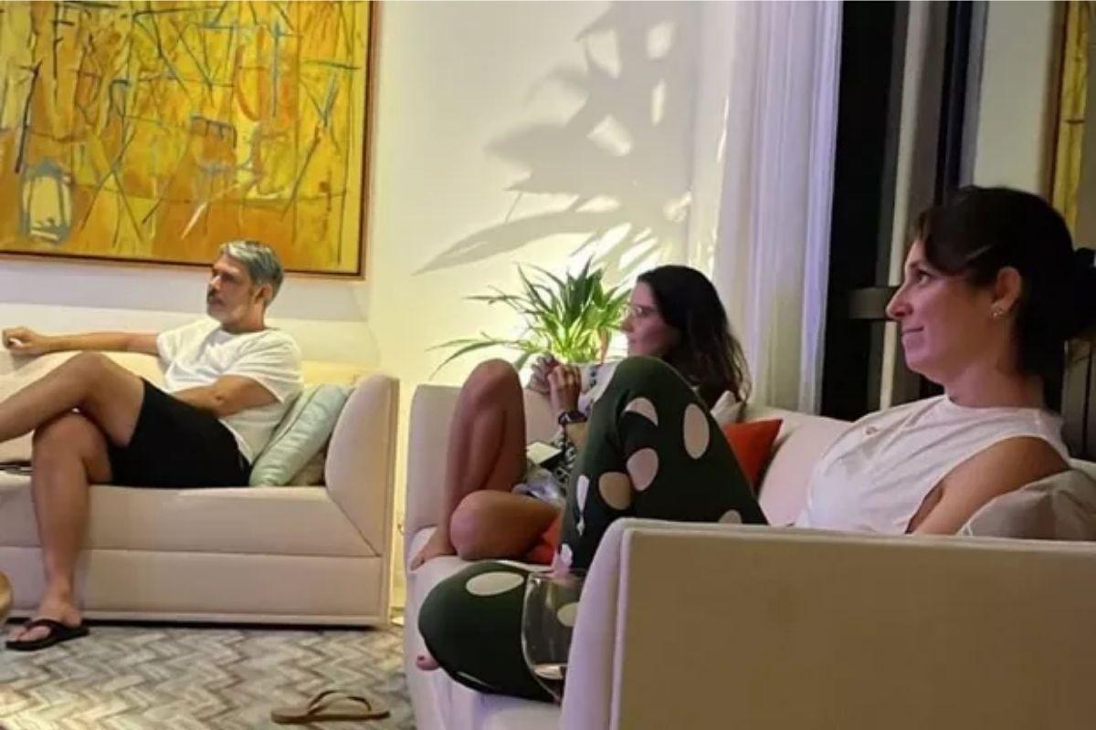 William Bonner, Laura Bonemer e Natasha Dantas assistindo à estreia do BBB22