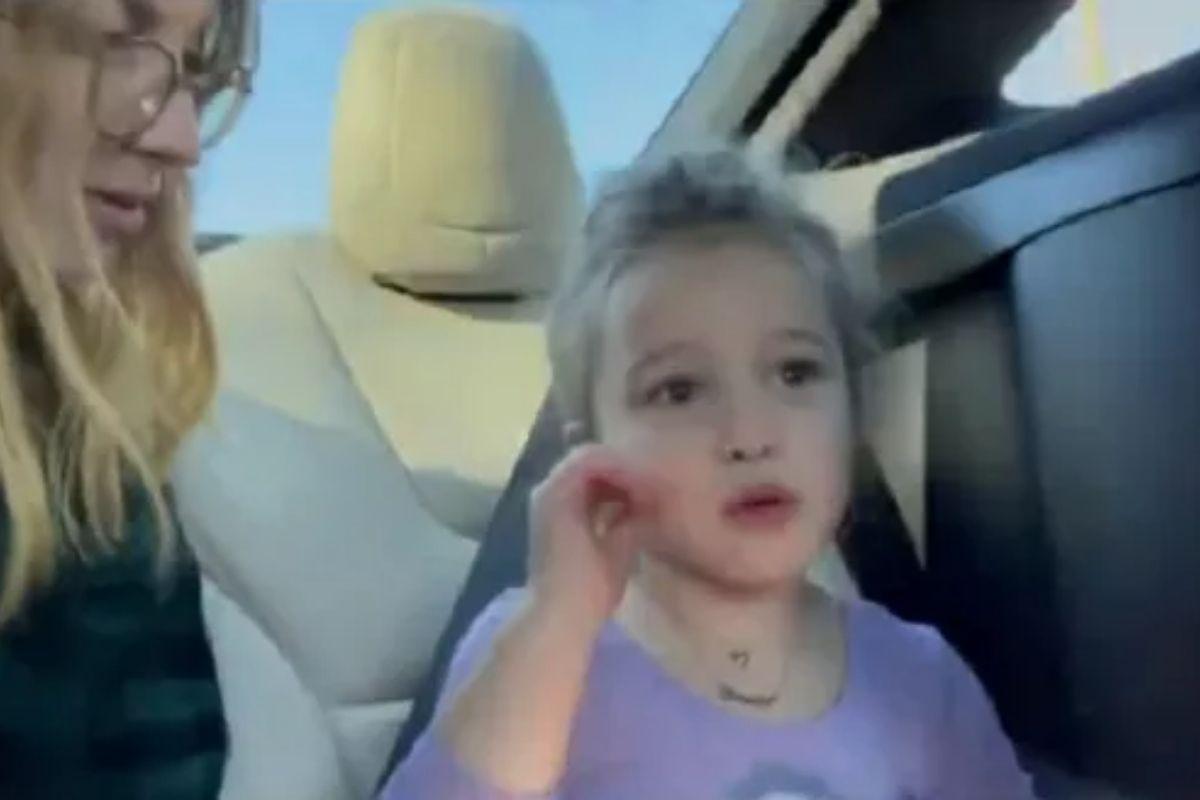Hillary Duff é criticada por deixar a filha andar sem o cinto de segurança