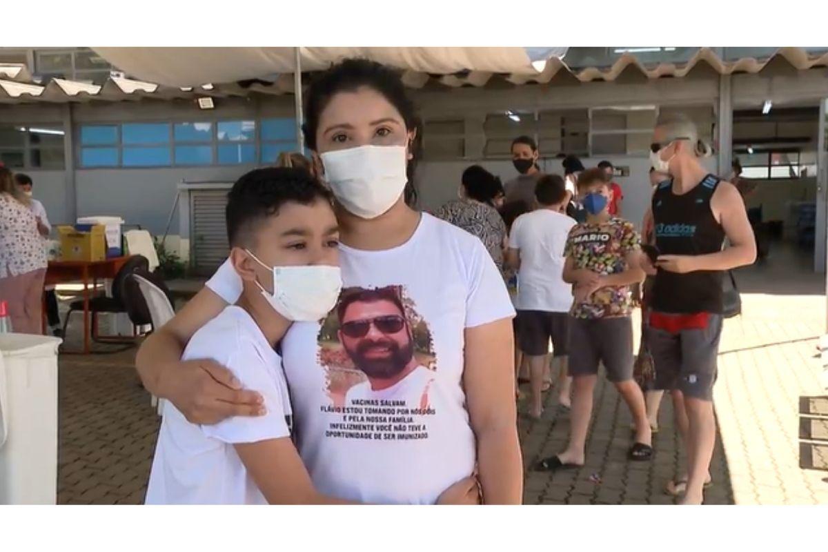 Queila e Davi homenagearam Flávio, uma das 600.00 vítimas do vírus no BrasilQueila e Davi homenagearam Flávio, uma das 600.00 vítimas do vírus no Brasil