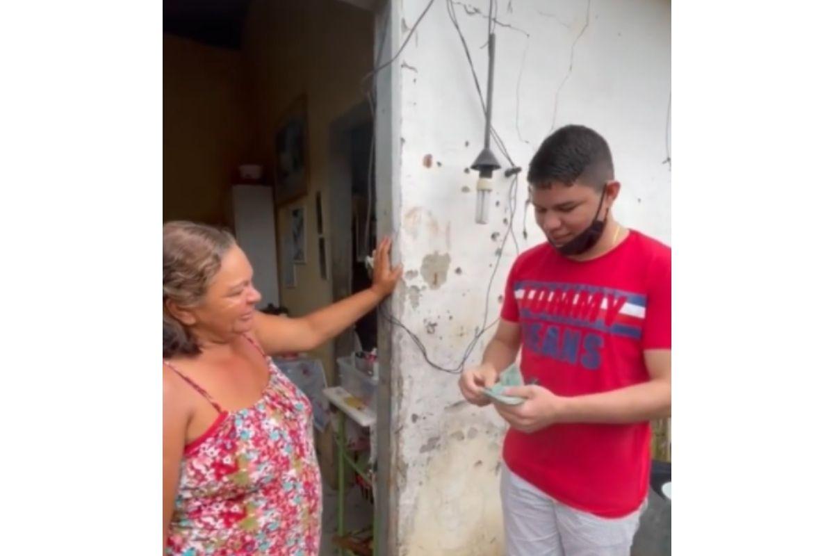 Jovem dá o primeiro salário como streamer para a mãe