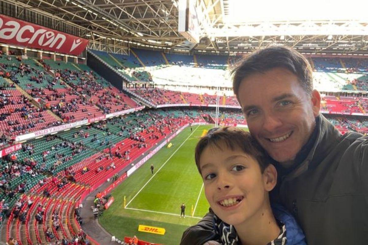 Pai e filho no jogo de rúgbi