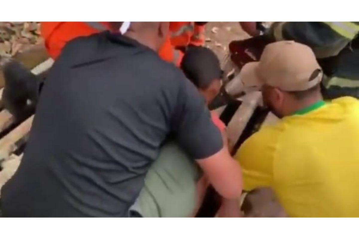 Após desequilibrar, a criança caiu com as duas pernas pelo vão da grade e os bombeiros foram acionados (Foto: Reprodução/Twitter/Metrópoles)