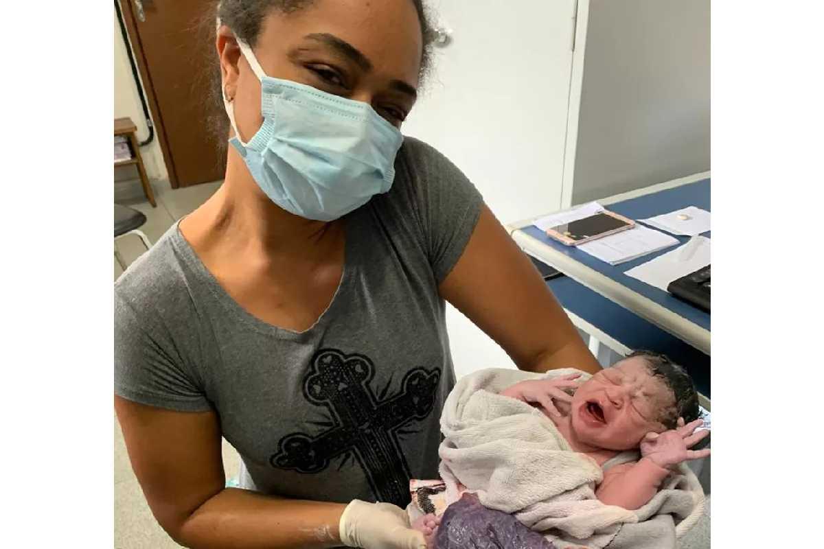 Uma mulher deu à luz filha em Petrópolis no ponto de apoio em escola