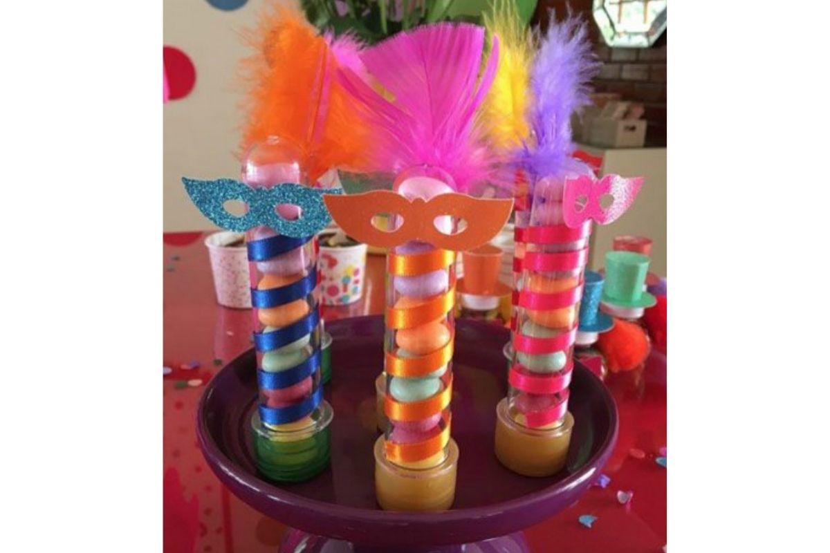 Decore os tubos de doce para o carnaval em casa