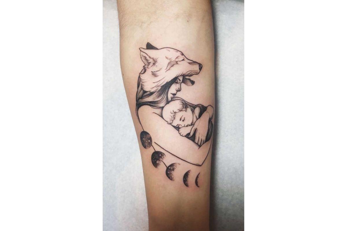 Tatuagem para filho com desenho de mãe loba