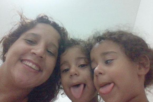 Daniela conta que filhas gêmeas defendem uma a outra