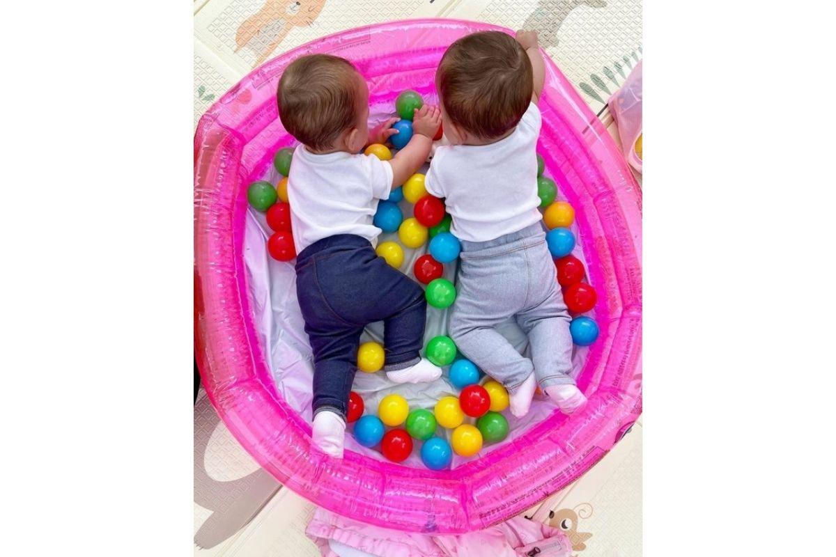 Pietra e Sophia brincando na piscina de bolinhas
