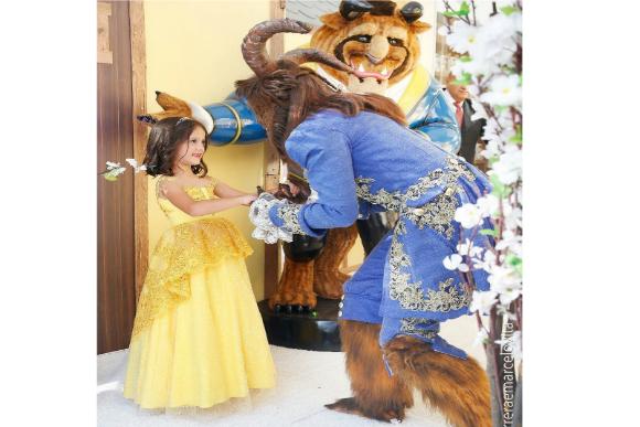 Helena chegando em sua festa de aniversário (Foto: @veraviel/Instagram/Reprodução )