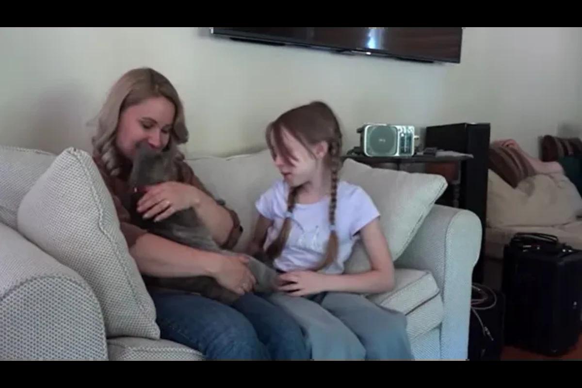 menina com gato