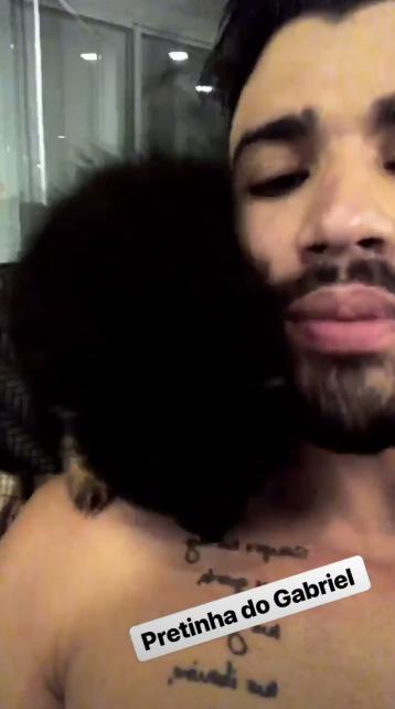 Gusttavo Lima apresentando a 'Pretinha' aos fãs. (Foto: Reprodução Instagram / @gusttavolima)
