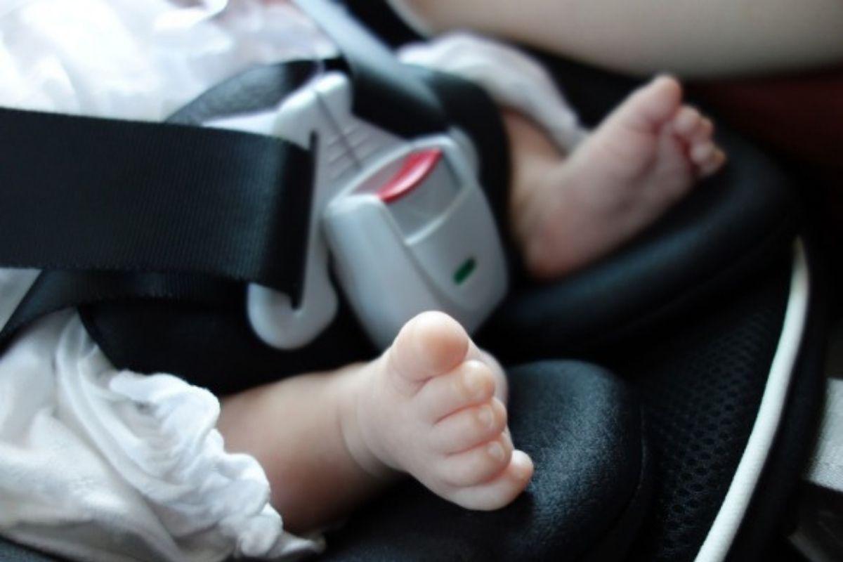 O bebê e mais quatro pessoas estavam no carro que colidiu com o caminhão
