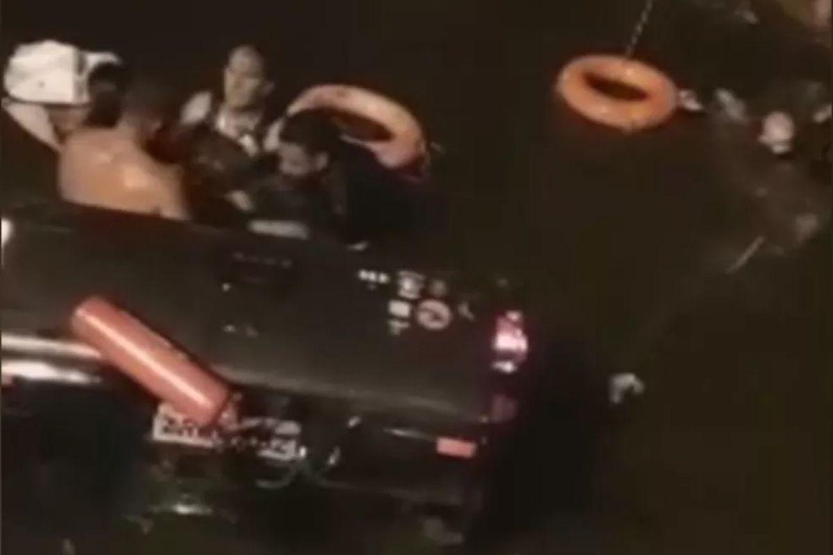 Carro com família cai no mar durante passeio de balsa e vídeo mostra o momento do resgate