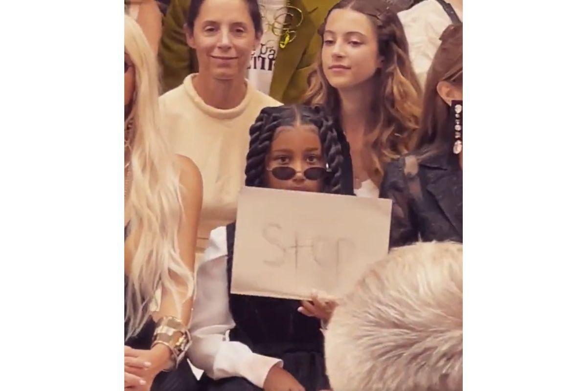 North West já deixou muito claro que não gosta de ser fotografa quando vai a eventos com a mãe