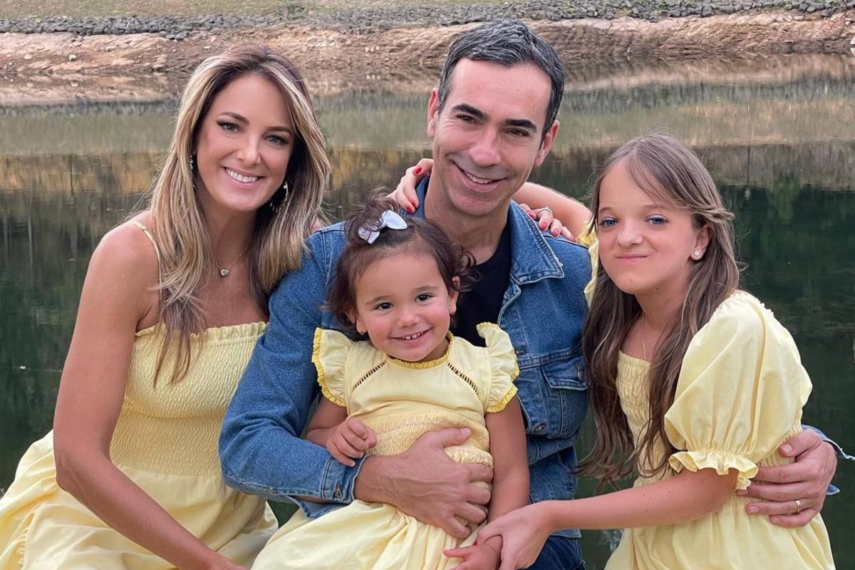 Ticiane Pinheiro ao lado do companheiro César Tralli e das filhas