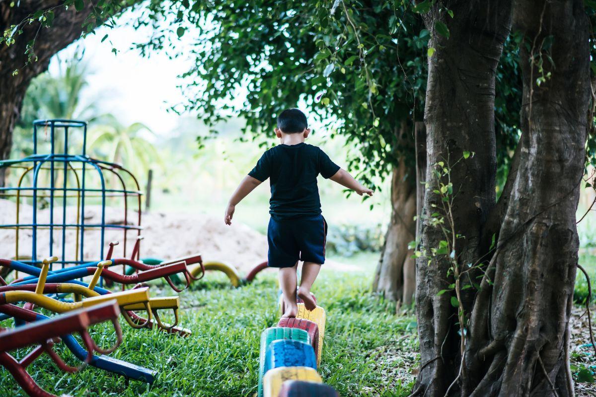 Menino de 7 anos morre depois de cair em parquinho da escola