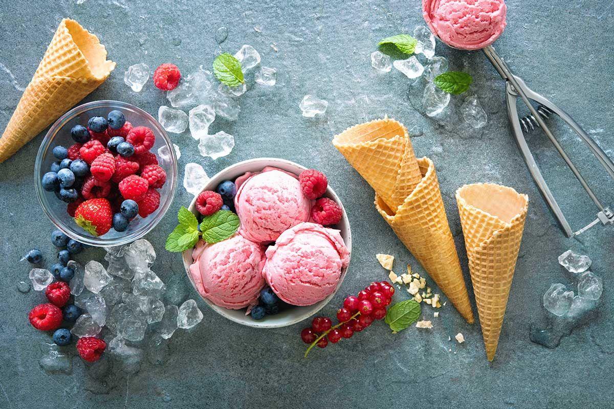 Doce na medida certa e bastante refrescante, o sorvete de frutas vermelhas é uma ótima aposta para fazer com a sua família
