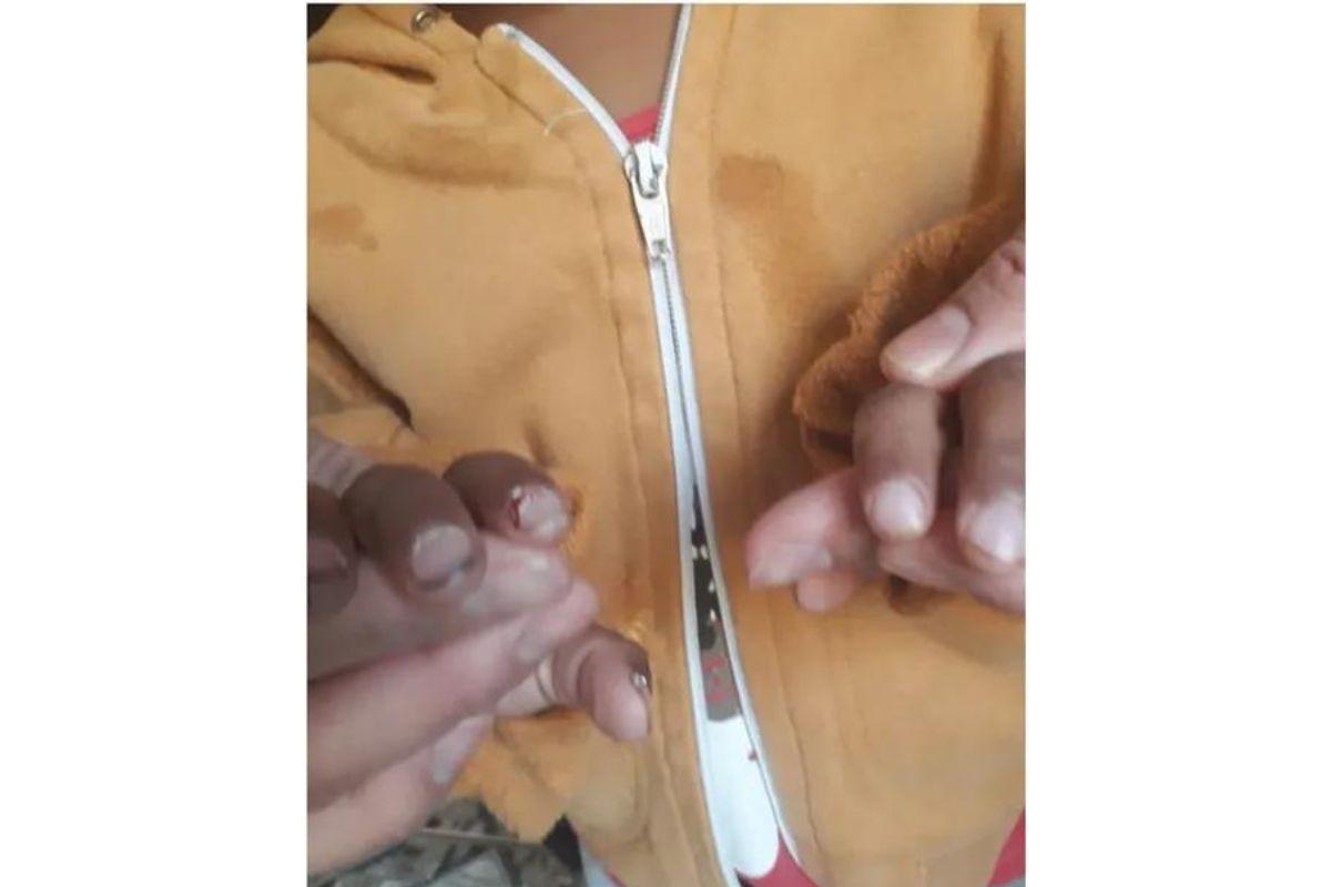 A criança foi achada pelo Conselho Tutelar com ferimentos pelo corpo ( Foto: Reprodução/Polícia Civil)