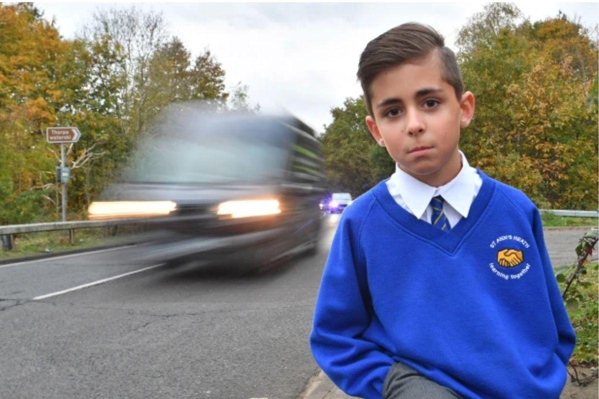 Riley possui 10 anos e precisa fazer uma hora de caminhada para chegar a escola