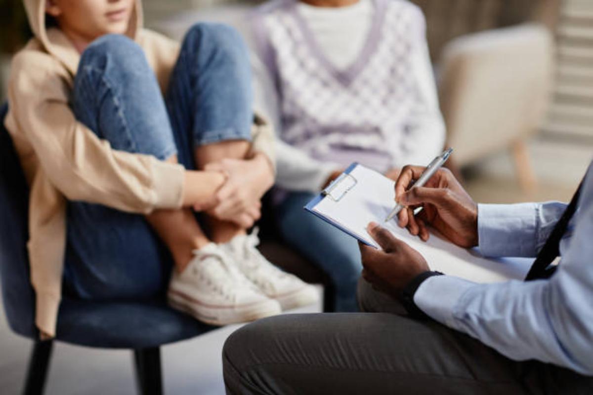 Criança sentada fazendo uma consulta no psicólogo