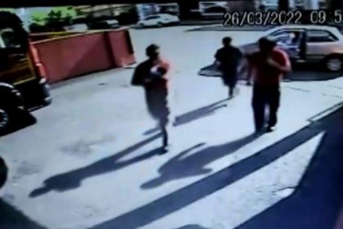 O bombeiro pulou o muro para pegar o bebê mais rápido