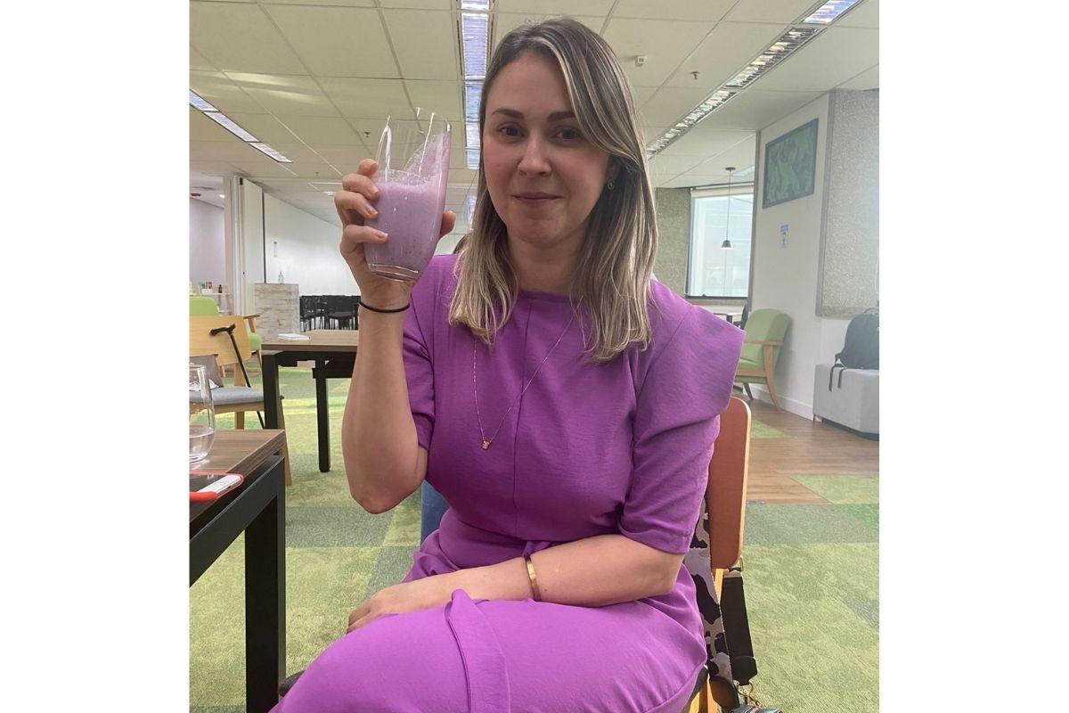 Shake de baunilha com frutas vermelhas e canela