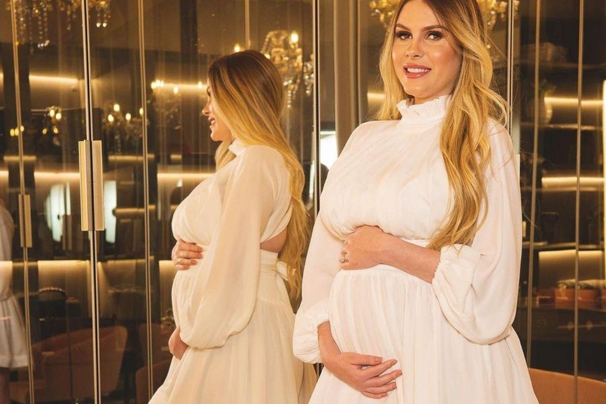 Bárbara Evans mostra escultura especial ao lado de bebê que perdeu