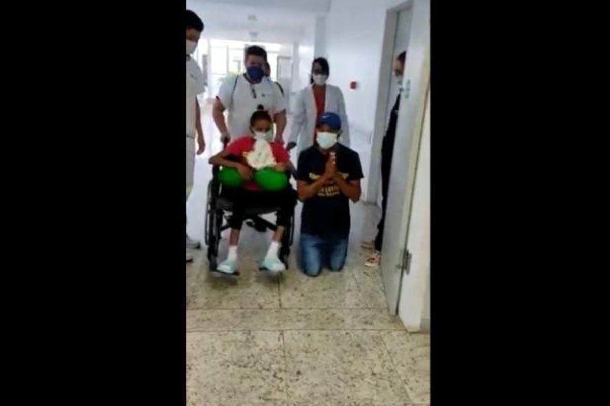Pai cumpre promessa e sai ajoelhado de hospital no Cuiabá após melhora de filha com infecção no cérebro (Foto: reprodução/Youtube)
