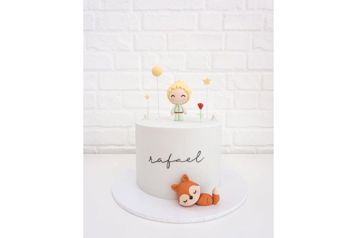 Bolo de mesversário minimalista e inspirado no Pequeno Príncipe