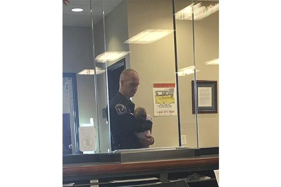 Policial teve ato de compaixão em delegacia (Foto: Reprodução/ Facebook)