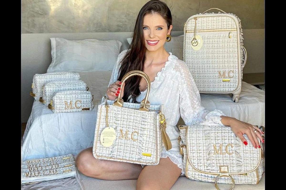 mulher mostra enxoval de bebê