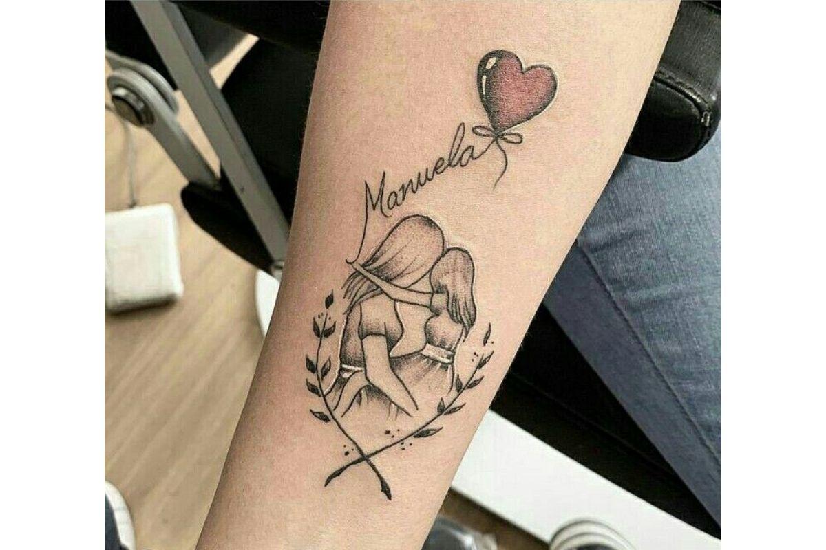 Tatuagem com nome de filho e desenho de coração