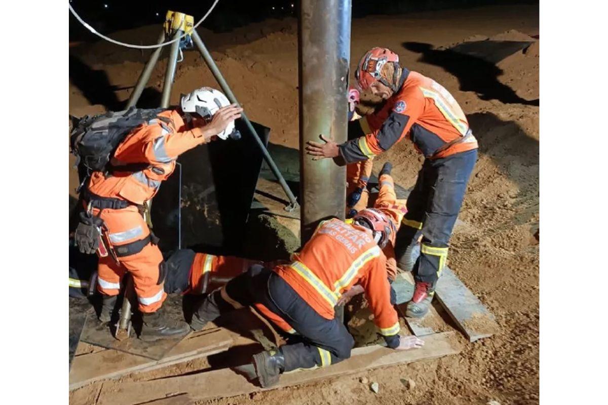 O menino acabou falecendo após ser resgatado da cratera