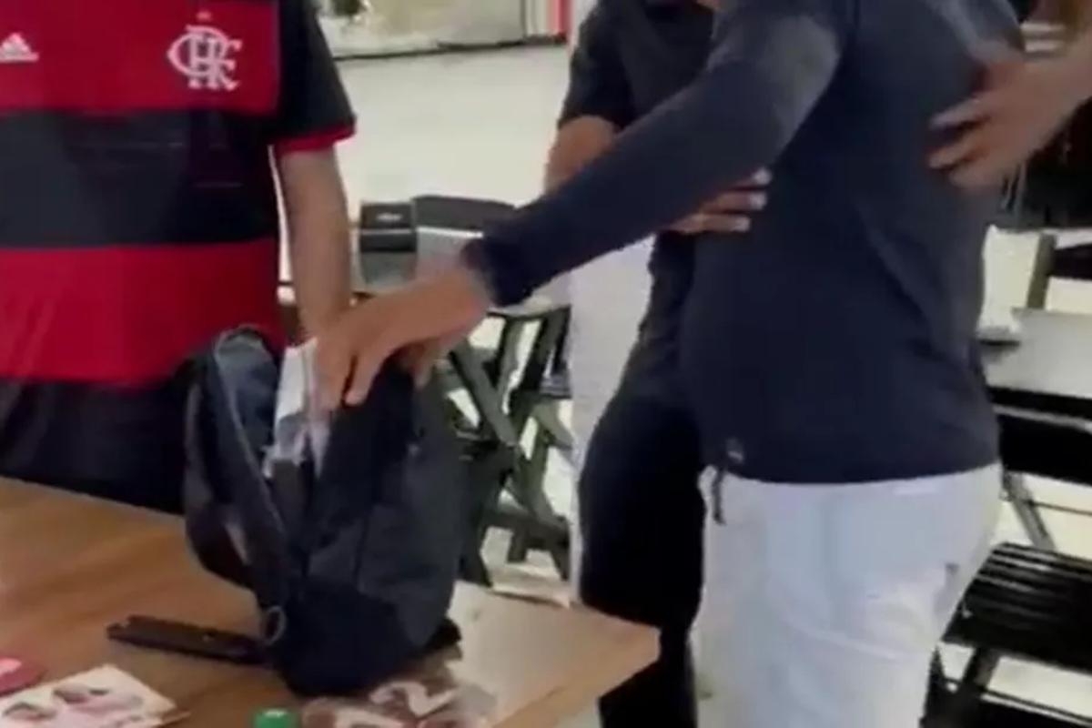 Garçom encontra mochila com 240 mil reais e devolve valor ao dono