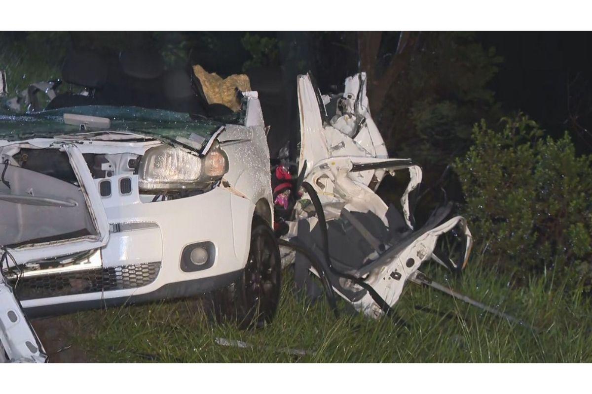O impacto da colisão destruiu o carro onde estvam os cinco integrantes da família