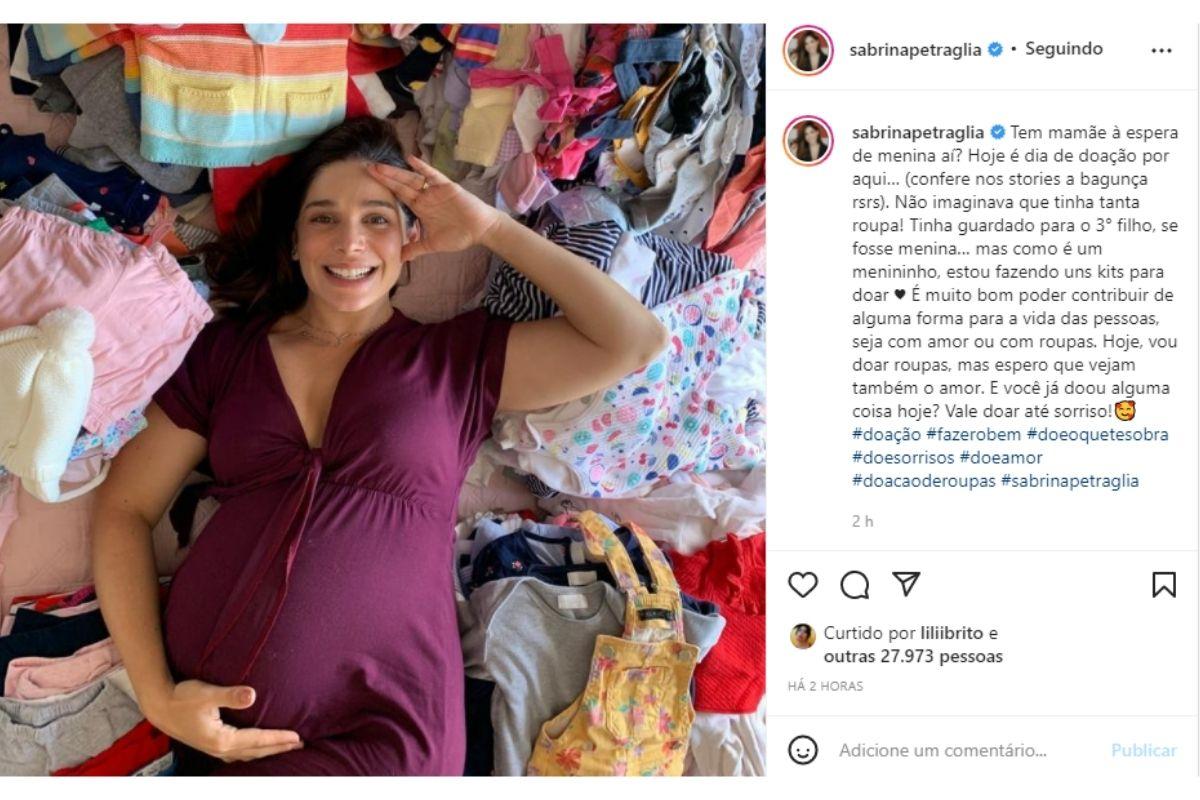 Sabrina Petraglia se impressiona ao doar roupas da filha de 1 ano